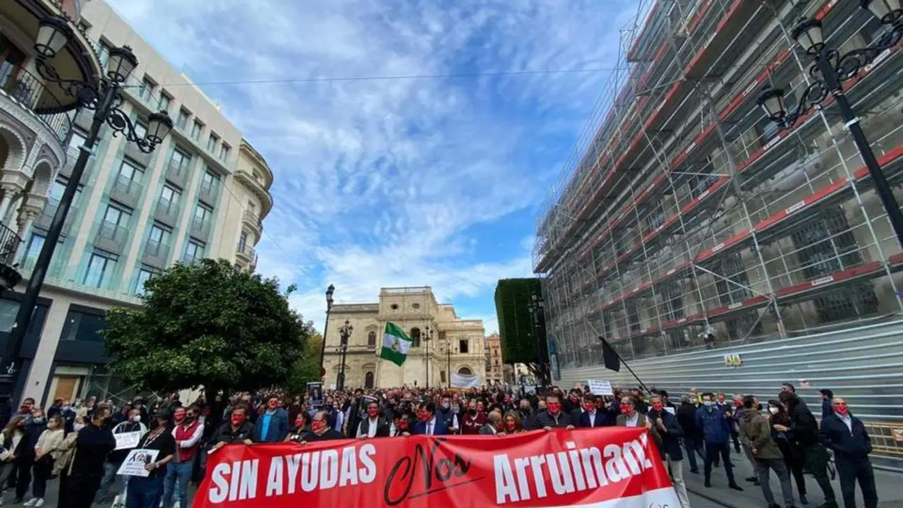 Miles de hosteleros estallan y exigen "medidas reales" para sobrevivir
