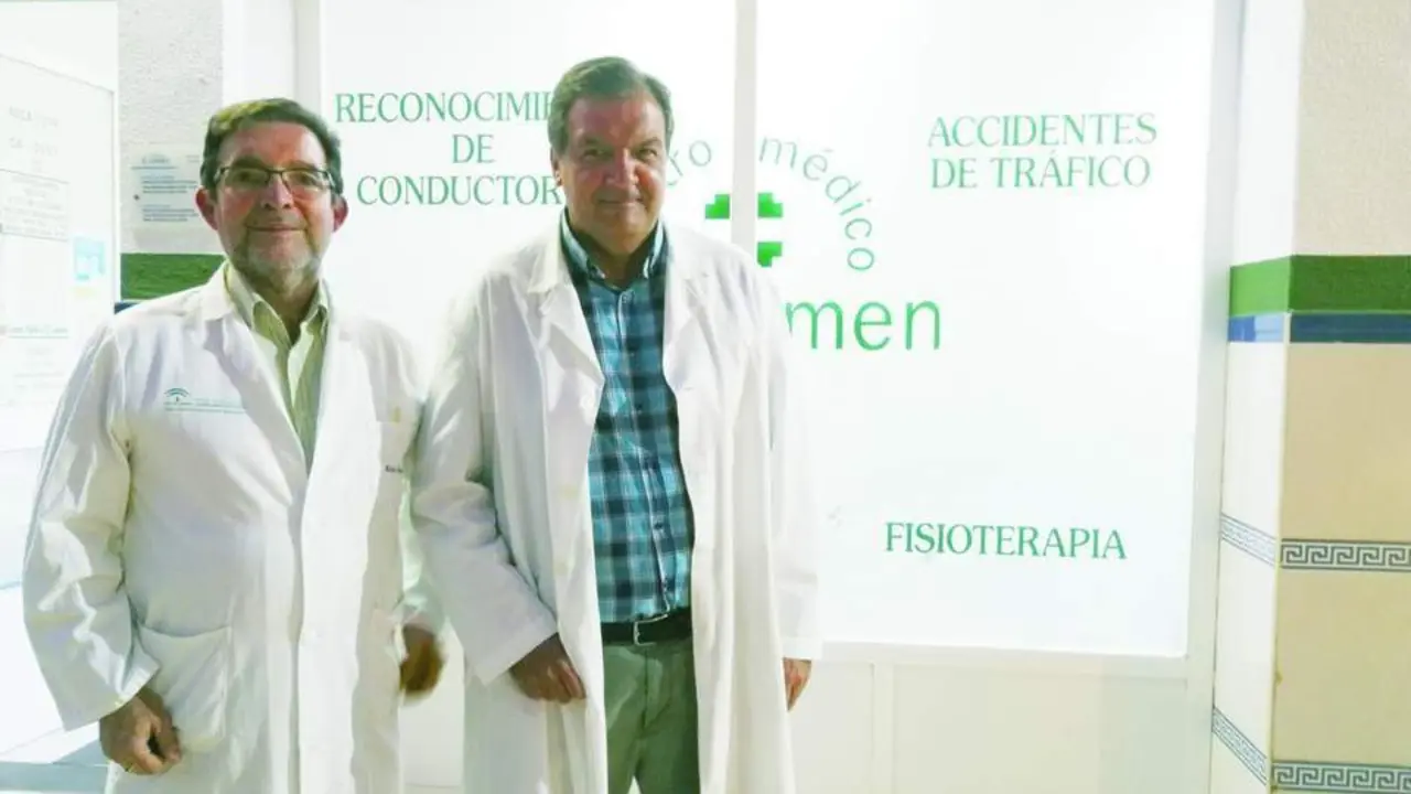 Carlos Cabrera y Fernando Ar&eacute;valo, directores de Centro M&eacute;dico El Carmen. - Barriento