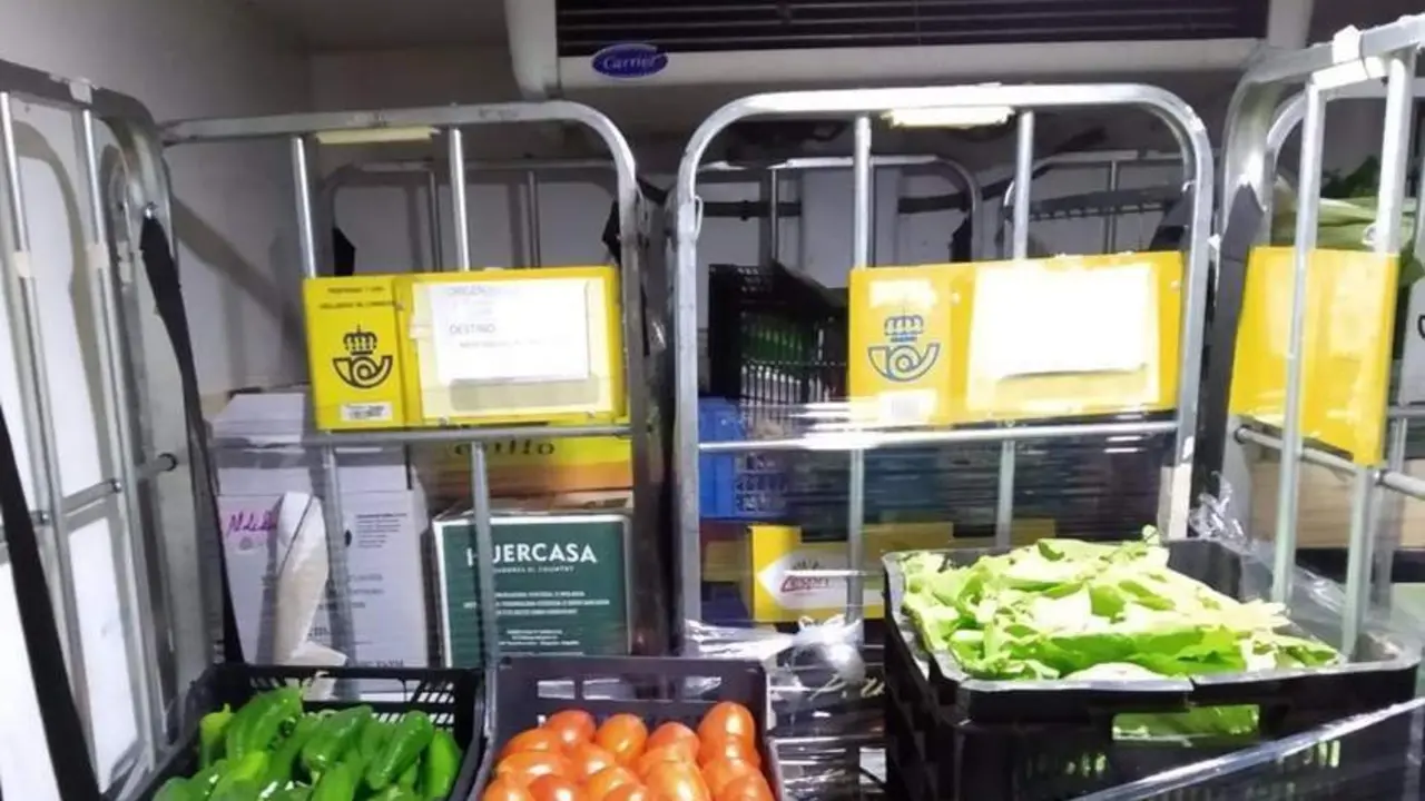 Furgoneta isoterma de Correos para distribuir fruta y verdura. - CORREOS
