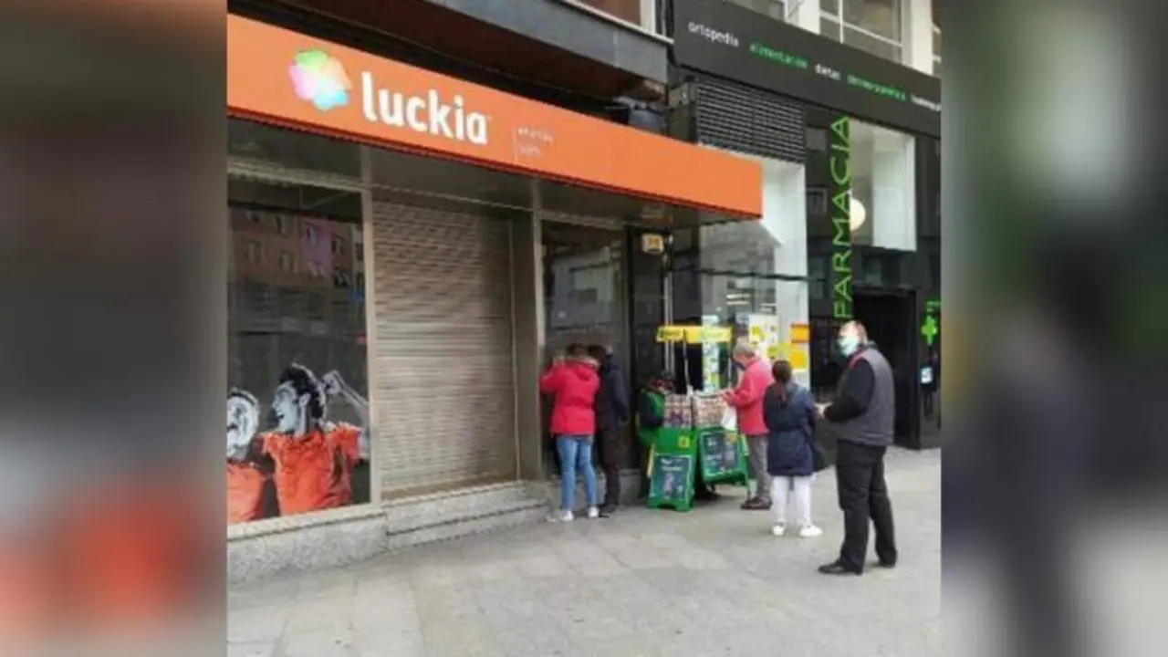 Vendedor de la ONCE ante una empresa de juego, cerrada. - Cejuego
