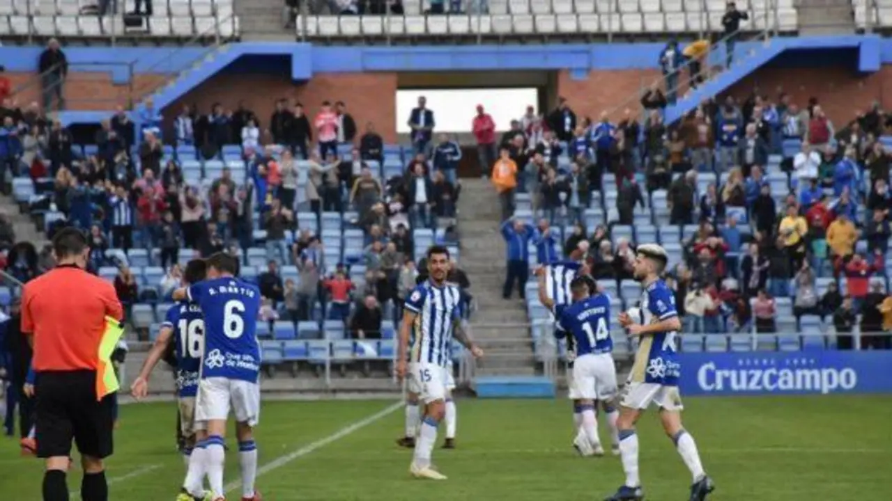 Alberto Mart&iacute;n, abrazando a Chuli en el partido ante el M&eacute;rida de la pasada temporada. - TENOR