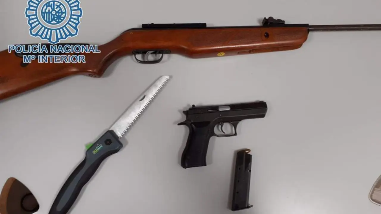 Material incautado al detenido en su domicilio.  - PN