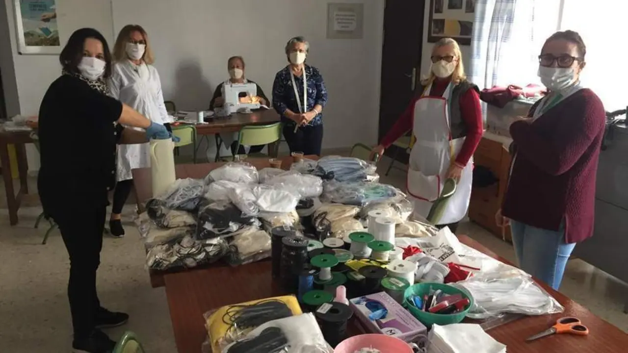 Voluntarias de Pastoral Penitenciaria, elaborando mascarillas.  - Pastoral Penitenciaria