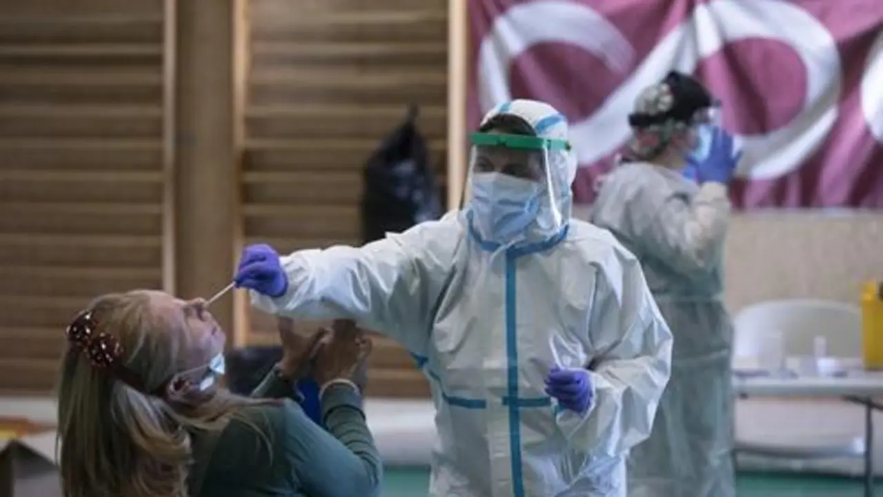 Sanitarios trabajando durante las pruebas de cribado de covid-19. - ep