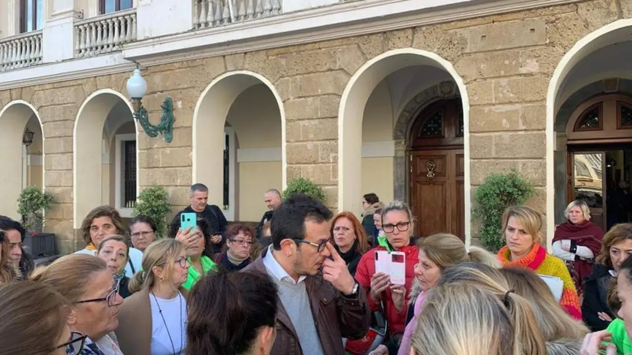 Trabajadoras de la limpieza de Expertus hablando con el alcalde a las puertas del Ayuntamiento. - Archivo