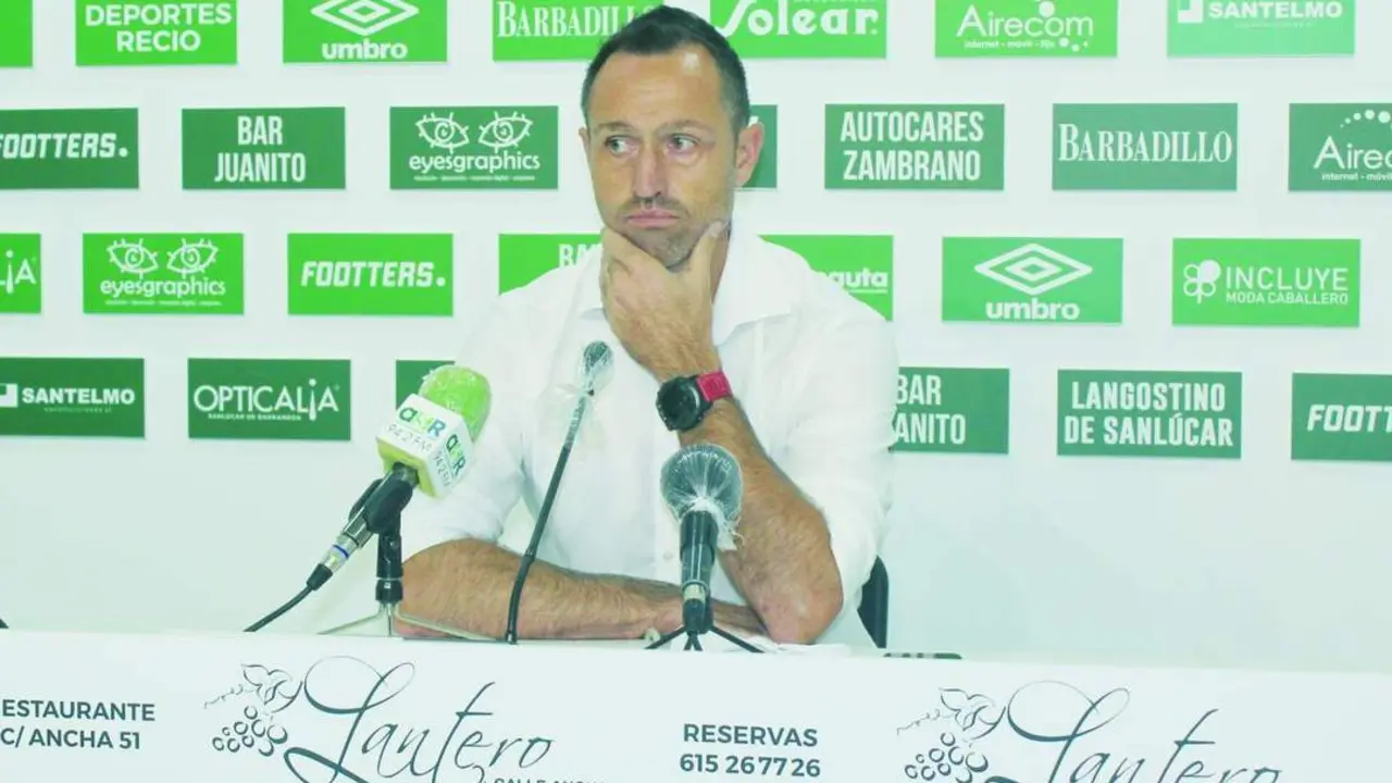 Aira, el entrenador del Marbella, tras el partido disputado en El Palmar - Ra&uacute;l J. Bustillos