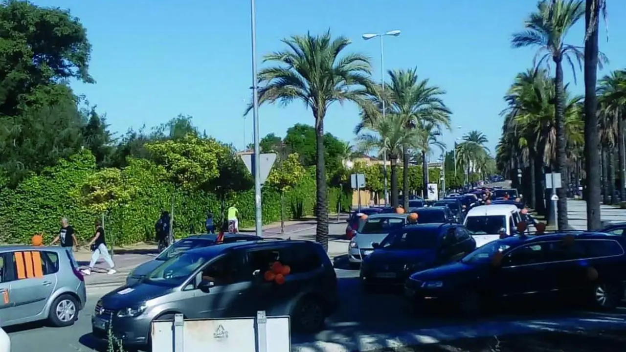Los veh&iacute;culos a su paso por la avenida Andaluc&iacute;a.  - Viva