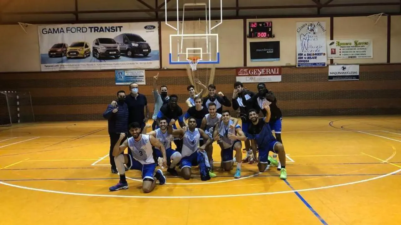 Jugadores del Enrique Ben&iacute;tez celebrando la victoria. - VH
