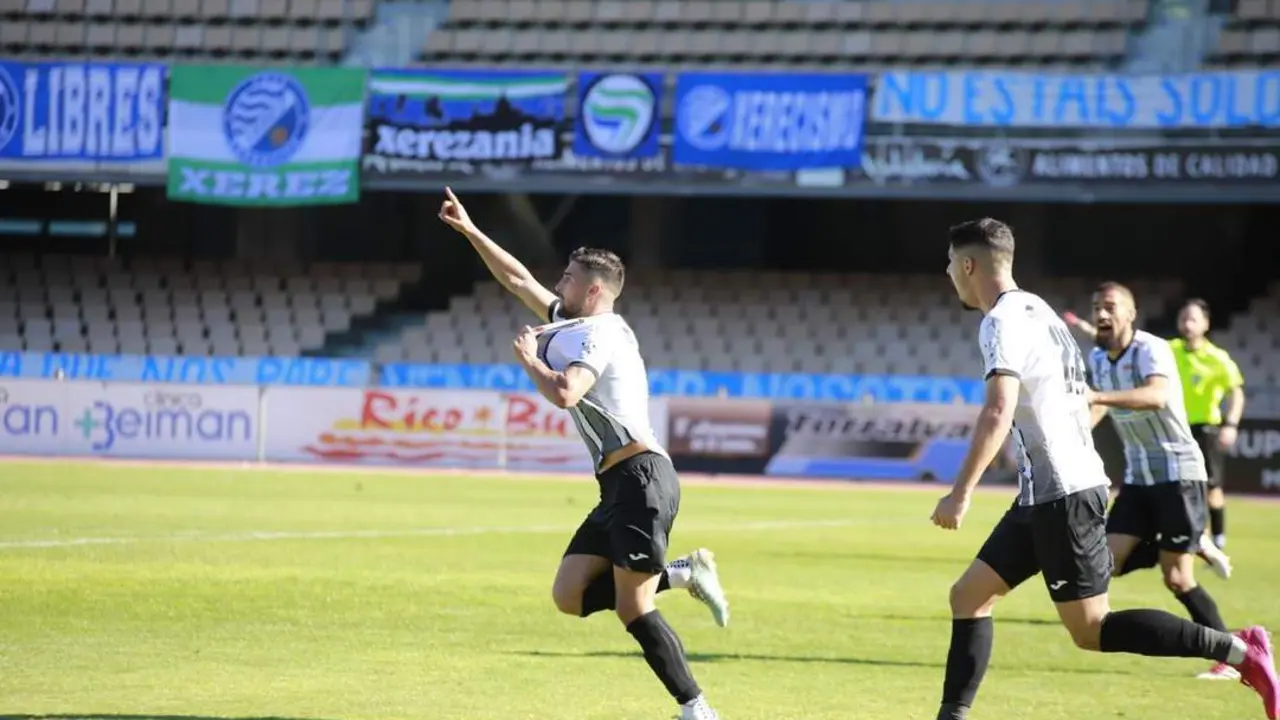 Chuma celebra su gol en Chap&iacute;n - Cristo Garc&iacute;a