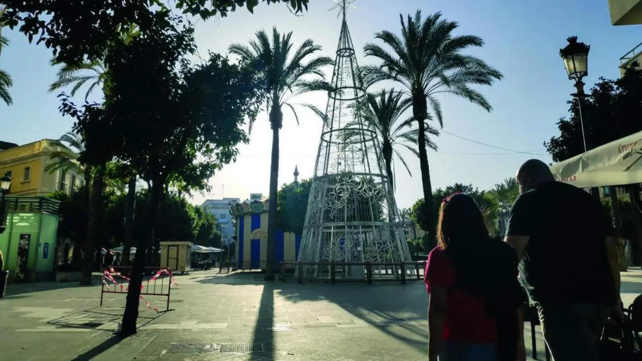 El &aacute;rbol de Navidad de la Plaza del Arenal ya est&aacute; listo.  - Oliverio Ruiz.