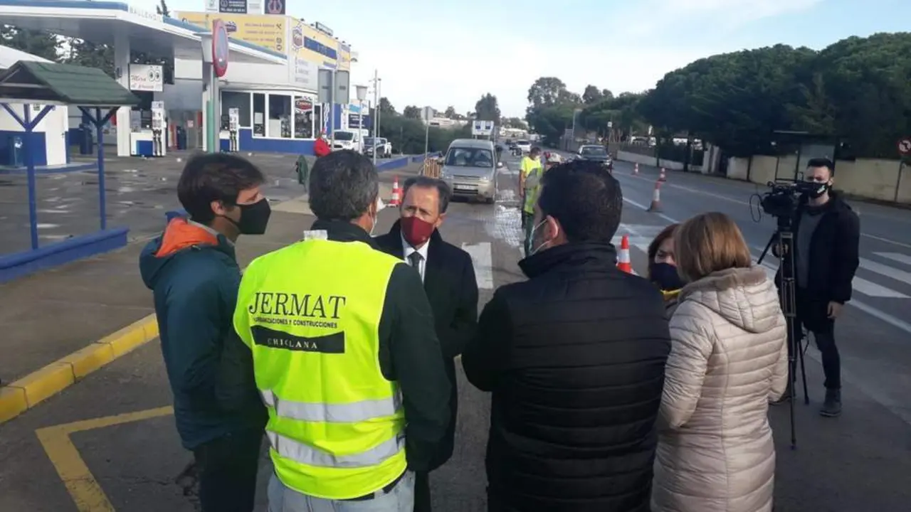 El alcalde -el de frente- con los responsables de la obra. - 