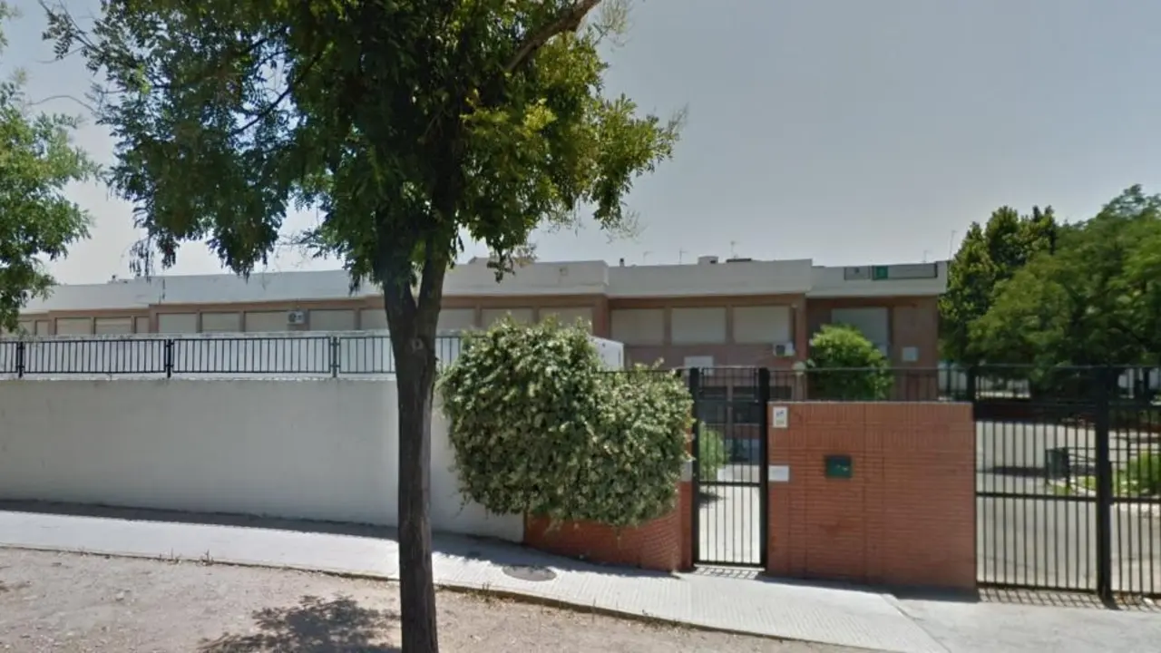 Fachada del CEIP Juan de Mena, en la Avenida Carlos III de C&oacute;rdoba. - 