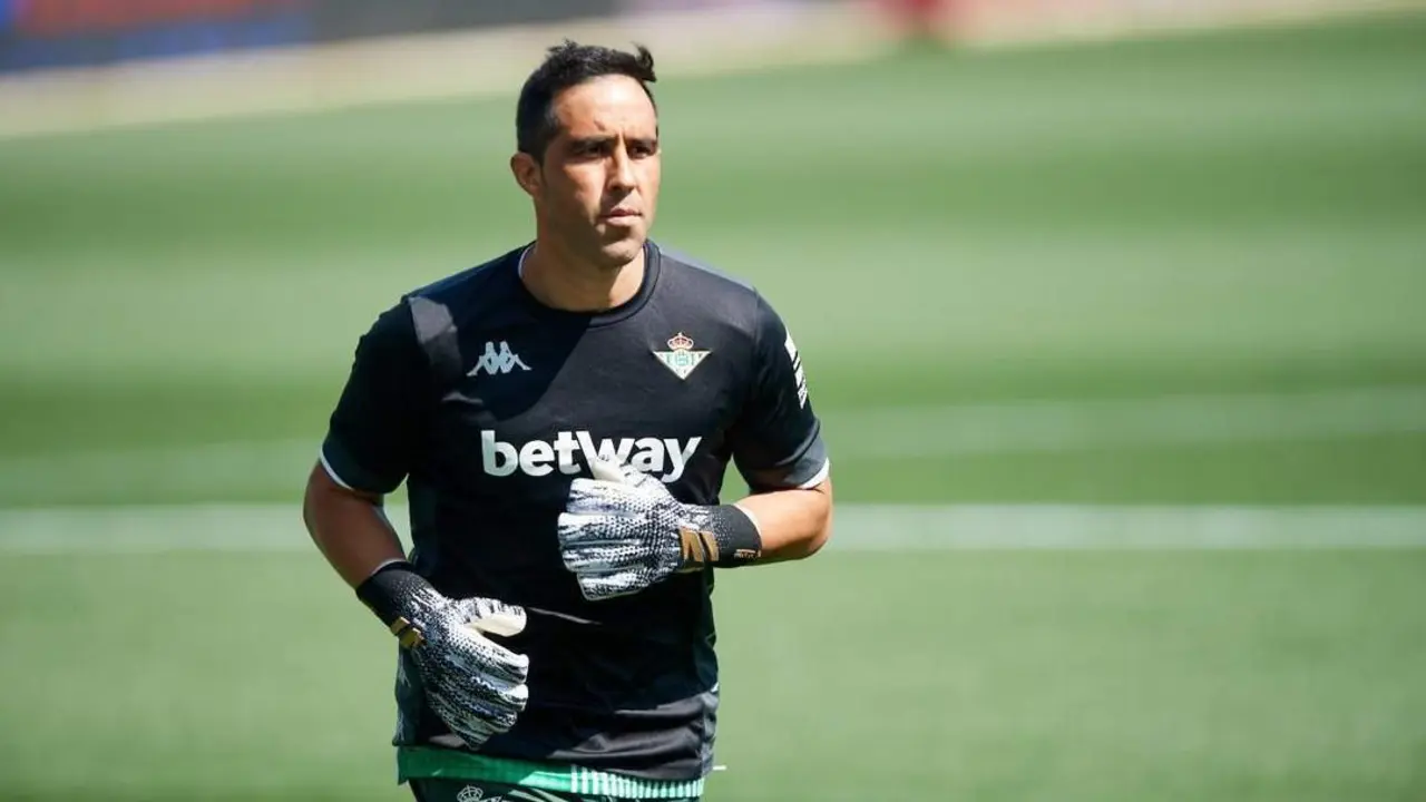 El portero del Real Betis, Claudio Bravo, durante el calentamiento previo al encuentro frente al Alav&eacute;s. - rbb