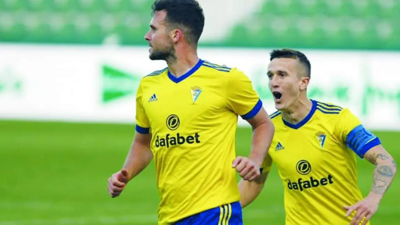 &Aacute;lvaro Gim&eacute;nez y Salvi celebran el 1-1, obra del primero en el minuto 55, en el partido disputado en Elche - La Liga Santander