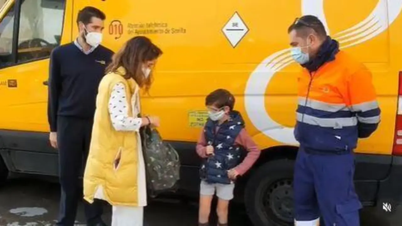 Entregando la mochila. - Ayuntamiento de Sevilla