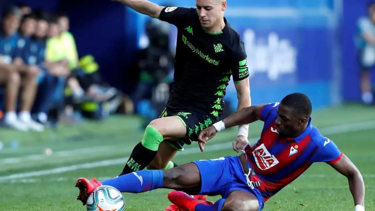 El lateral izquierdo &Aacute;lex Moreno, durante el &uacute;ltimo encuentro liguero del Real Betis ante el Eibar. - efe