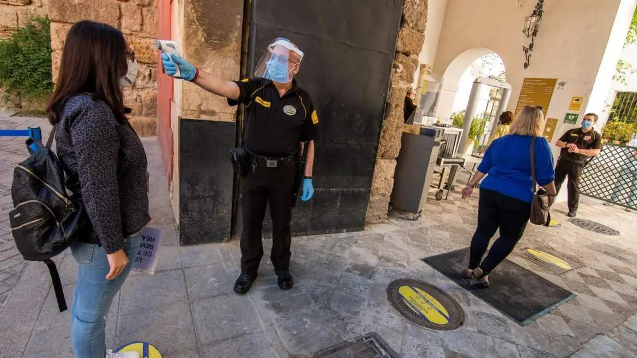Medici&oacute;n de temperatura a las puertas del Alc&aacute;zar. - Efe