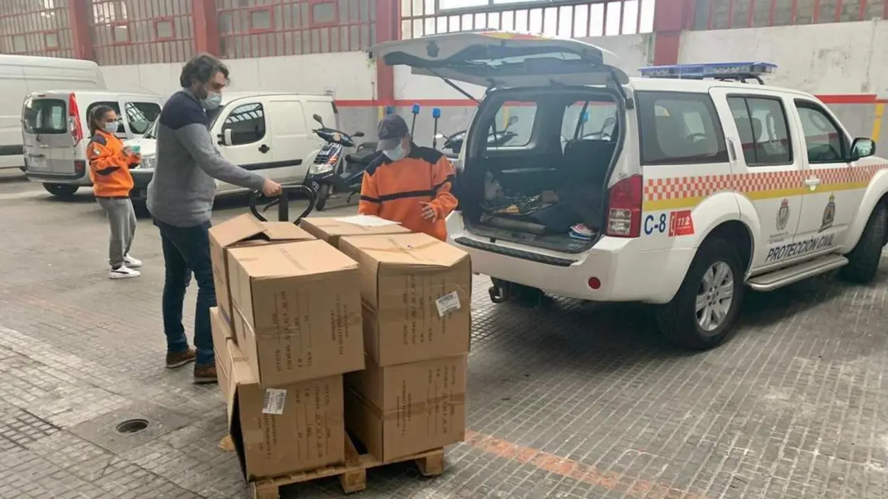 Imagen del reparto de mascarillas llegadas a C&aacute;diz. - 