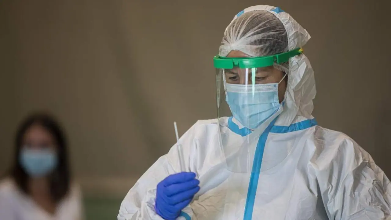 Una sanitaria con una muestra durante las pruebas de cribado de covid-19 con test de ant&iacute;genos. - EP