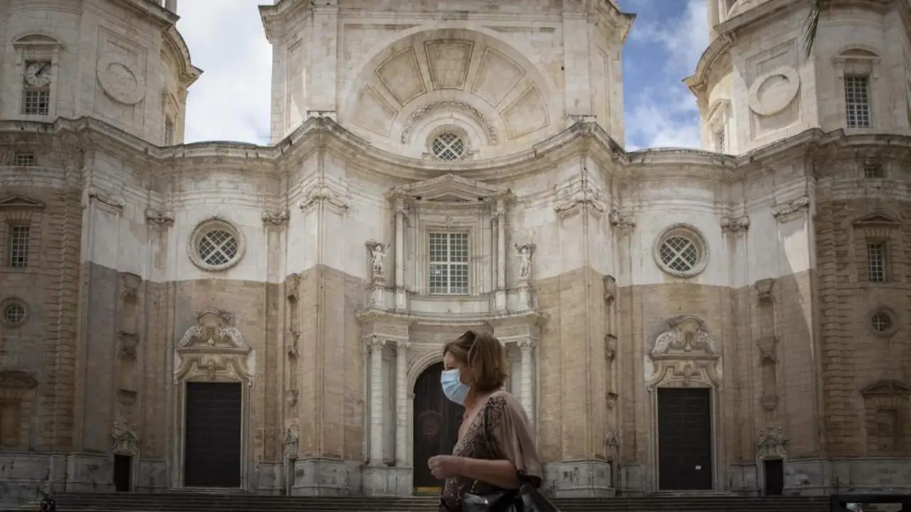 Una mujer con mascarilla en la ciudad de C&aacute;diz. - Mar&iacute;a Jos&eacute; L&oacute;pez / Europa Press