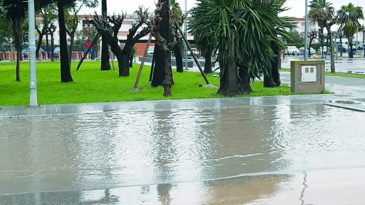 Zona de aparcamientos entre la Plaza Central y la Cooperativa Virgen del Roc&iacute;o - A. I.