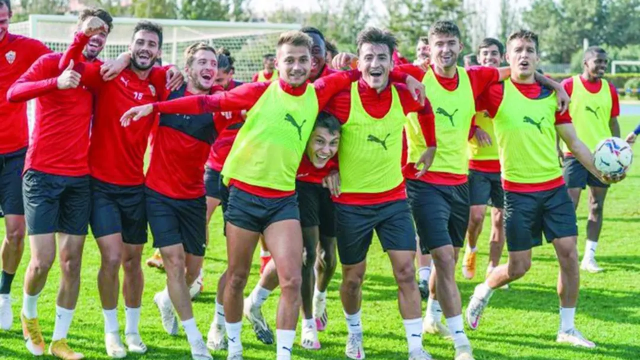 Lazo -a la izquierda con un brazo levantado- en un entrenamiento de la UD Almer&iacute;a - UD Almer&iacute;a