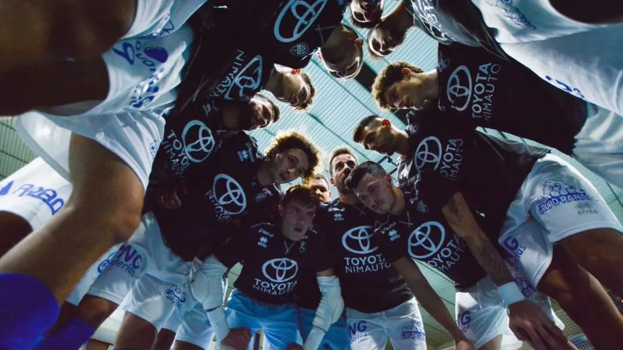 Pi&ntilde;a del Xerez Toyota Nimauto antes de un partido. - xerezdfc.com