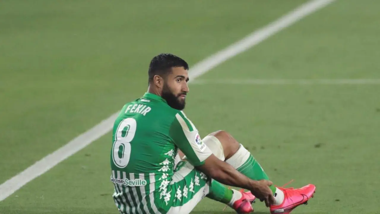 El futbolista franc&eacute;s del Real Betis, Nabil Fekir, se duele sobre el c&eacute;sped tras recibir una falta de un rival.  - efe