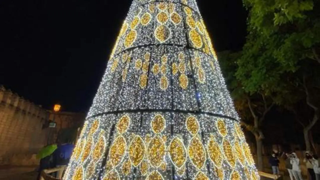 &Aacute;rbol de Navidad en la Plaza del Castillo. - Viva