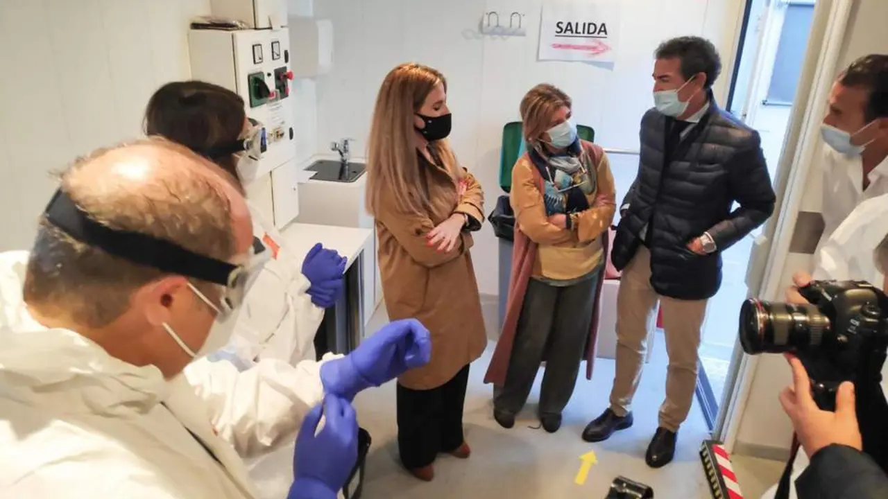 Mestre y Paredes con los profesionales sanitarios en la unidad m&oacute;vil del SAS.  - Oliverio Ruiz. 