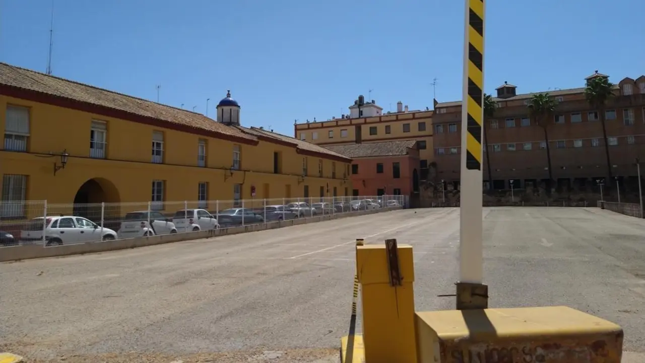 El solar utilizado como aparcamiento junto a la Torre de la Plata. - AxSi