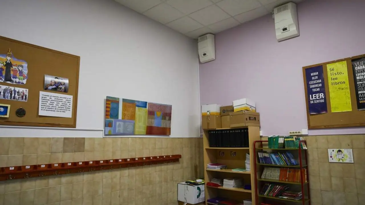 Interior de un aula de un colegio. - Archivo