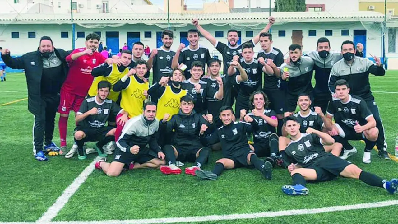 El equipo juvenil A del Atl&eacute;tico Sanluque&ntilde;o celebra el triunfo - ASCF