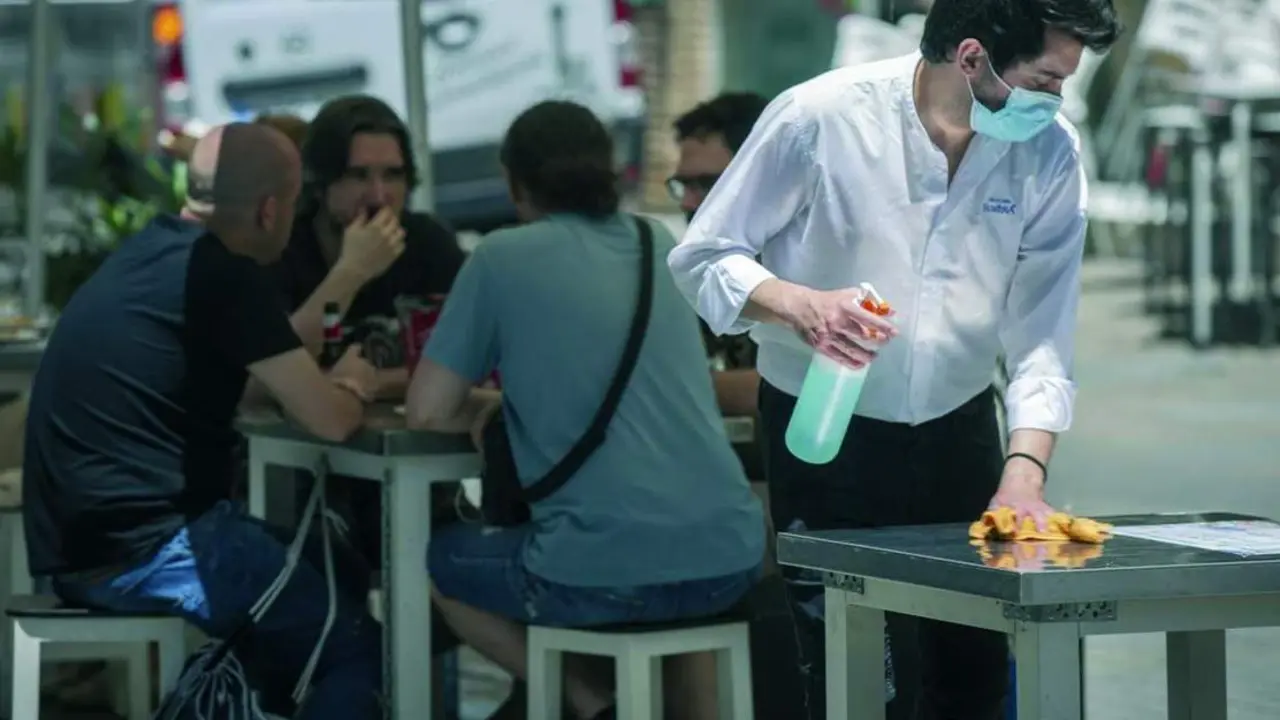 La crisis afecta especialmente a sectores con presencia mayoritaria de j&oacute;venes como el turismo o la hosteler&iacute;a. - E. P.