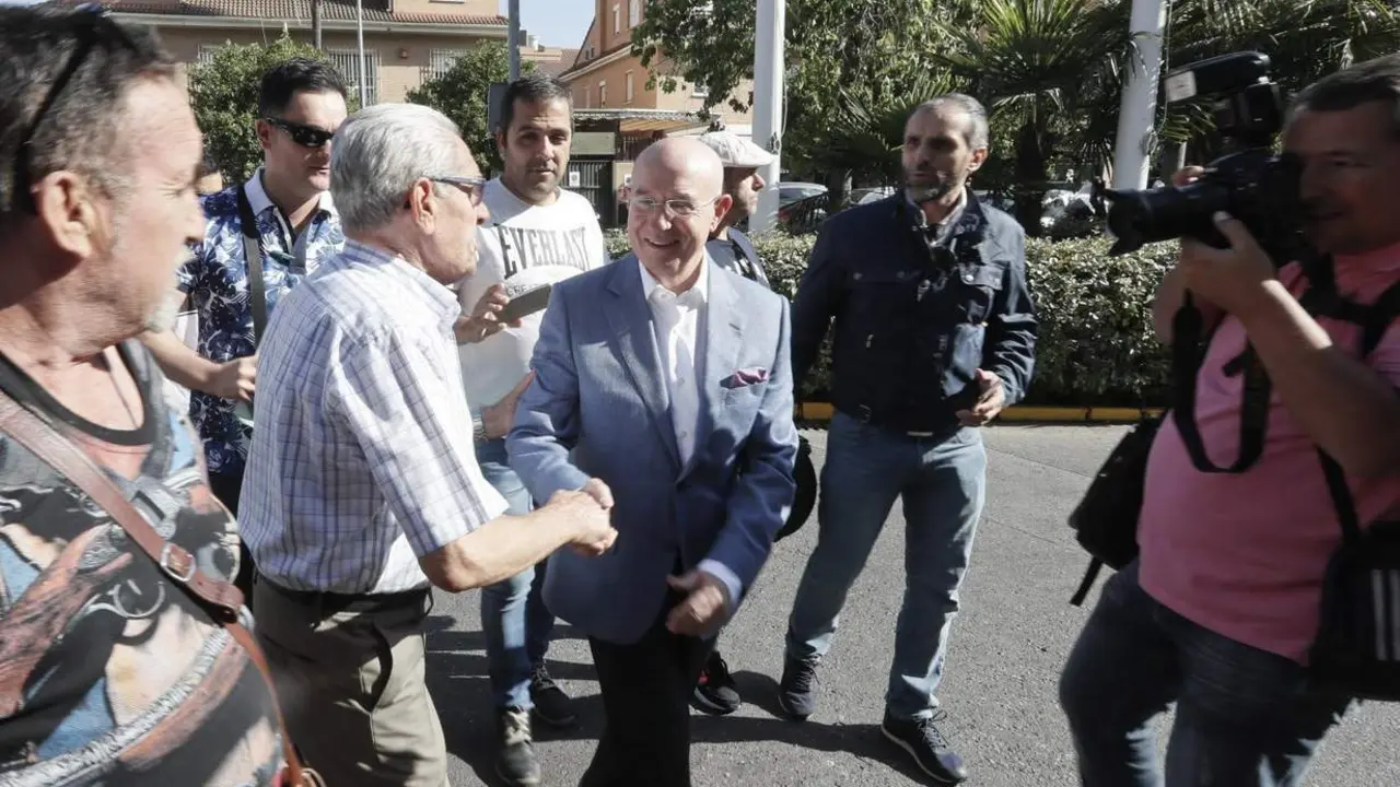 Los aficionados saludan a Serra a su llegada a la rueda de prensa. - Efe