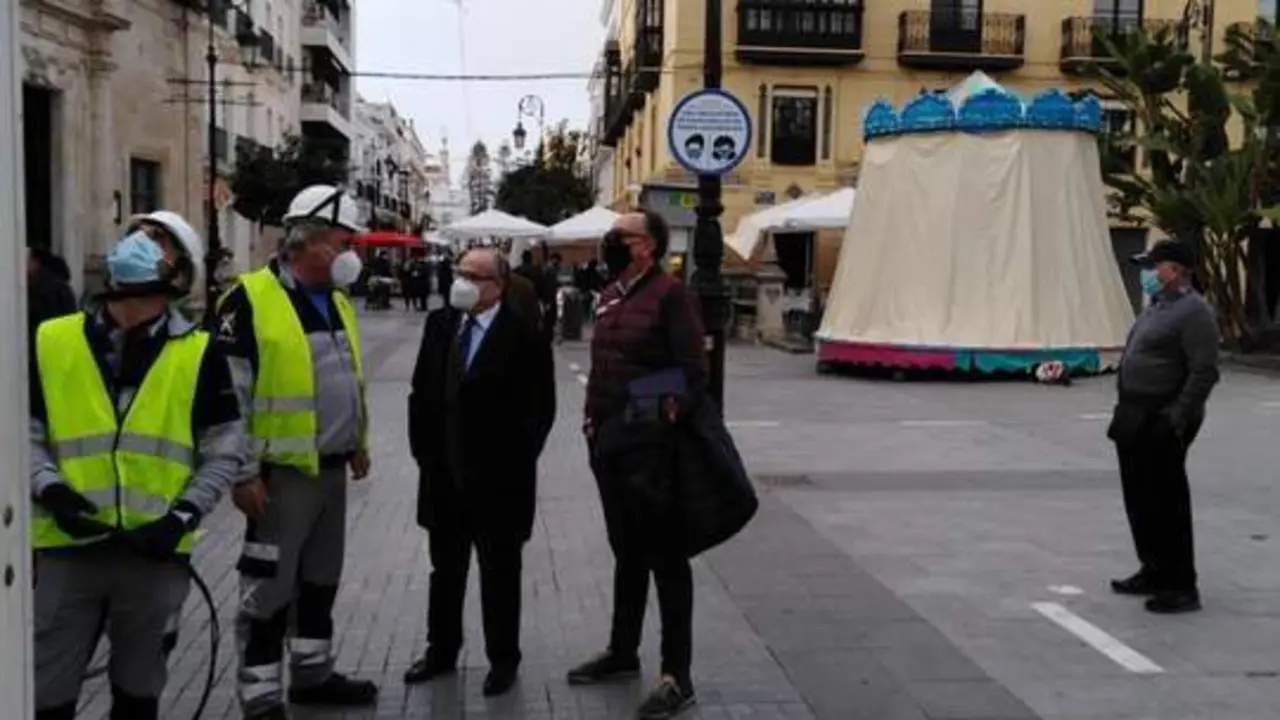 Montaje del alumbrado de Navidad en la calle Ancha. - Informaci&oacute;n.