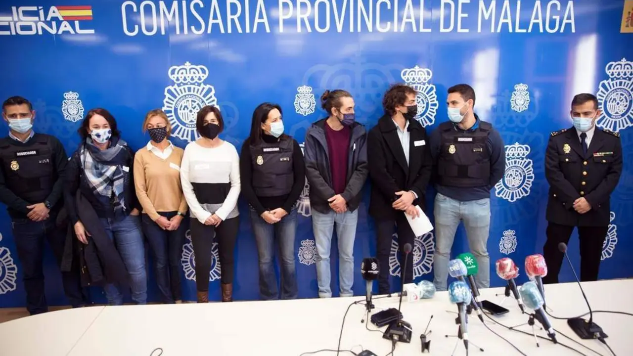 Familia y polic&iacute;a tras la rueda de prensa. - Jorge Zapata/EFE