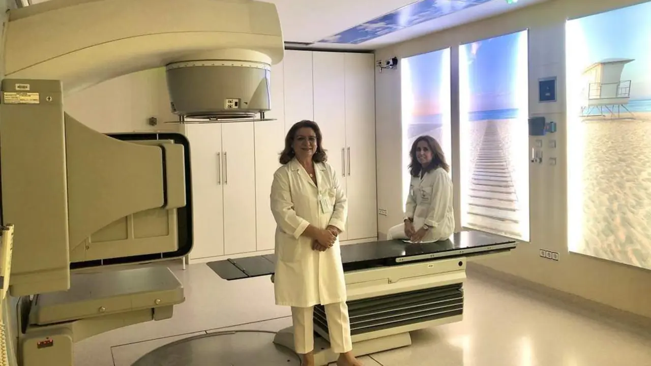 Las radioterapeutas Mar&iacute;a Isabel Ramos y Julia Monta&ntilde;&eacute;s. - Quir&oacute;nsalud