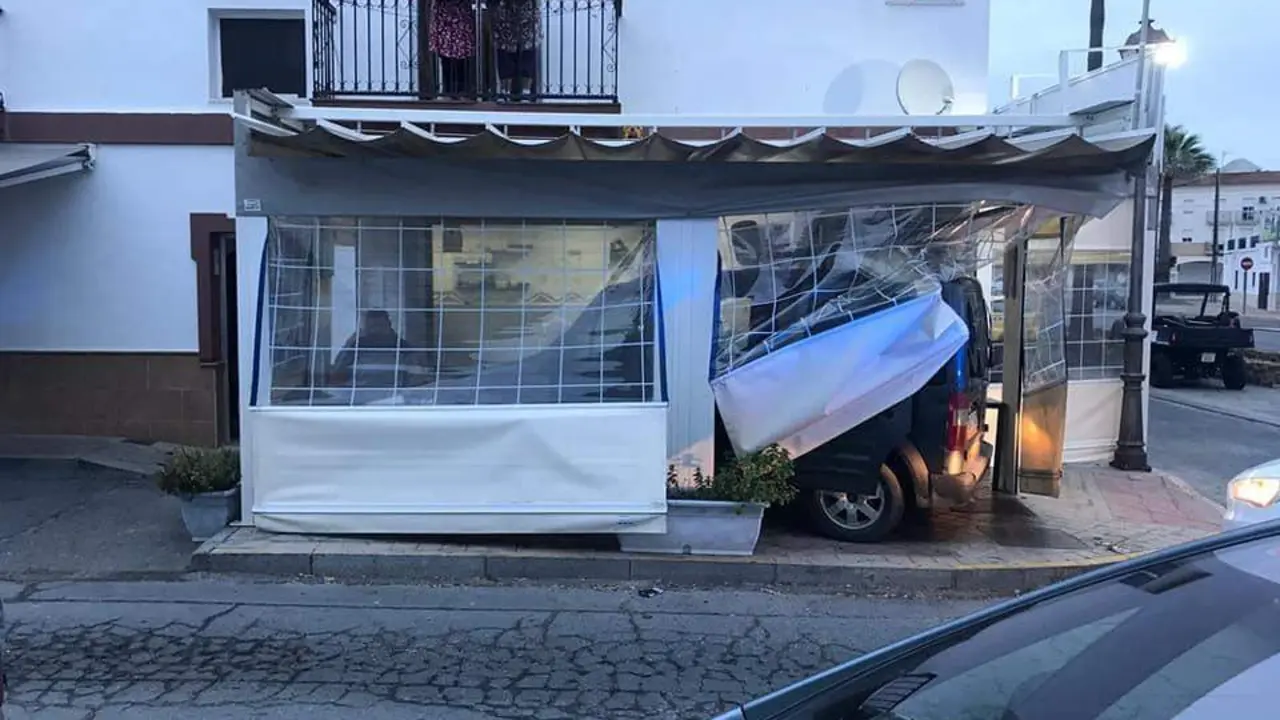 Veh&iacute;culo empotrado en la terraza de un bar de Lepe. - POLIC&Iacute;A LOCAL LEPE