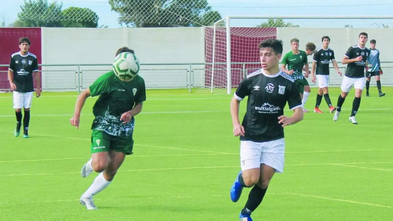 Un jugador del C&oacute;rdoba no le quita ojo al bal&oacute;n en esta acci&oacute;n del encuentro - Ra&uacute;l J. Bustillos