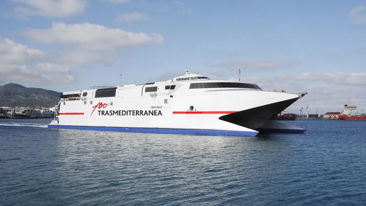 Un buque de Trasmediterr&aacute;nea. - A. I.