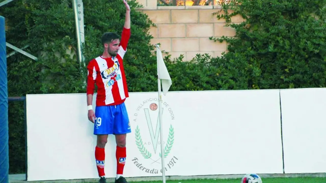 El sanluque&ntilde;o Dani del Moral, jugador del Navalcarnero, se llev&oacute; un gran susto - CDA Navalcarnero