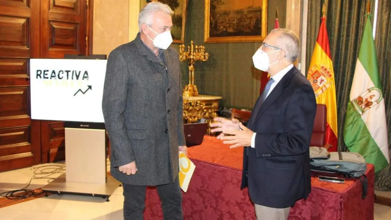 El concejal Aumesquet y el delegado Juan Manuel Flores. - AYTO
