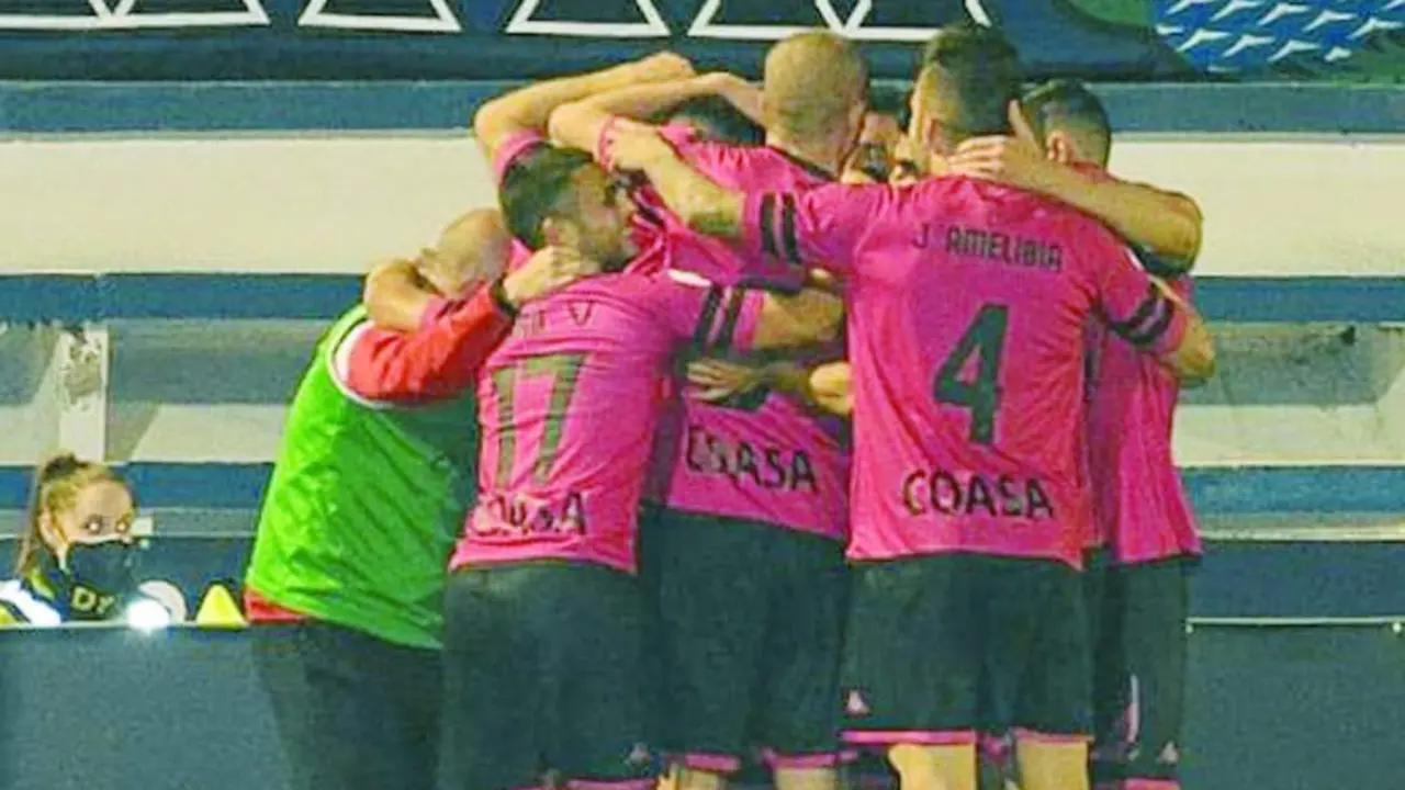 Lolo Gonz&aacute;lez -en el centro- celebra uno de los dos goles que logr&oacute; el San Fernando en Marbella - San Fernando CD