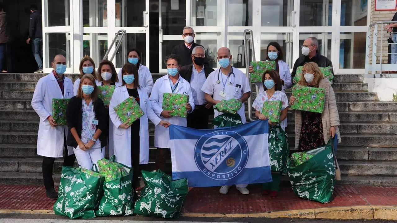 El Xerez DFC hac&iacute;a entrega de los regalos en el Hospital. - xerezdfc.com