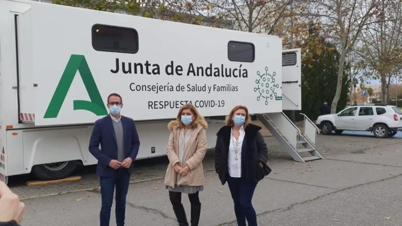 Botella (centro), ante la unidad m&oacute;vil que ha realizado los test de ant&iacute;genos. - ep