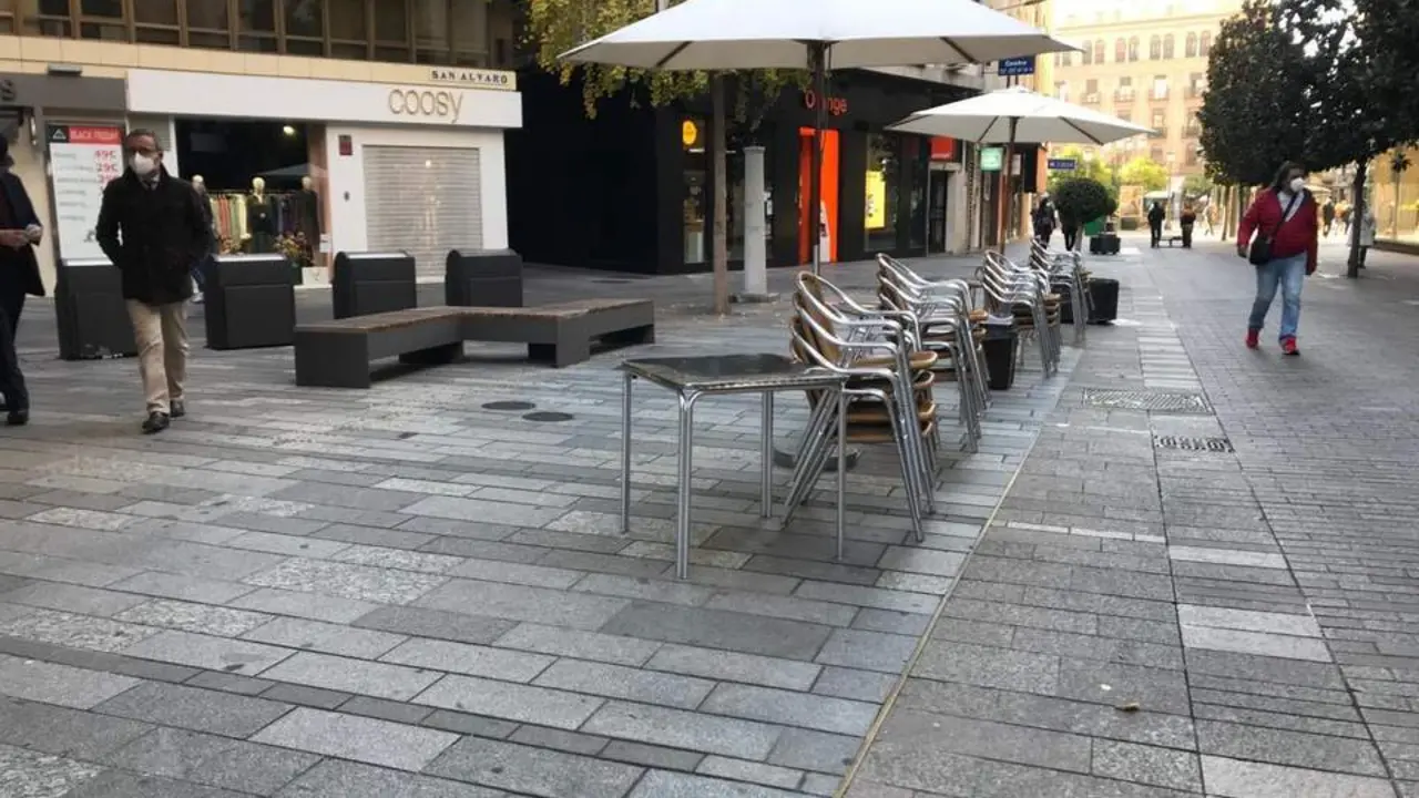 La calle Cruz Conde sin apenas tr&aacute;nsito de personas. - PABLO MANSILLA