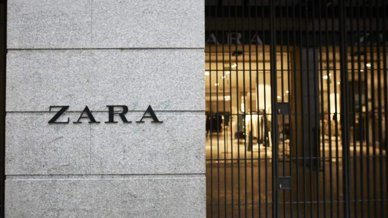 Fachada y letrero del primer local de Zara que abri&oacute; en la capital junto a la Puerta del Sol, en Madrid. - EP