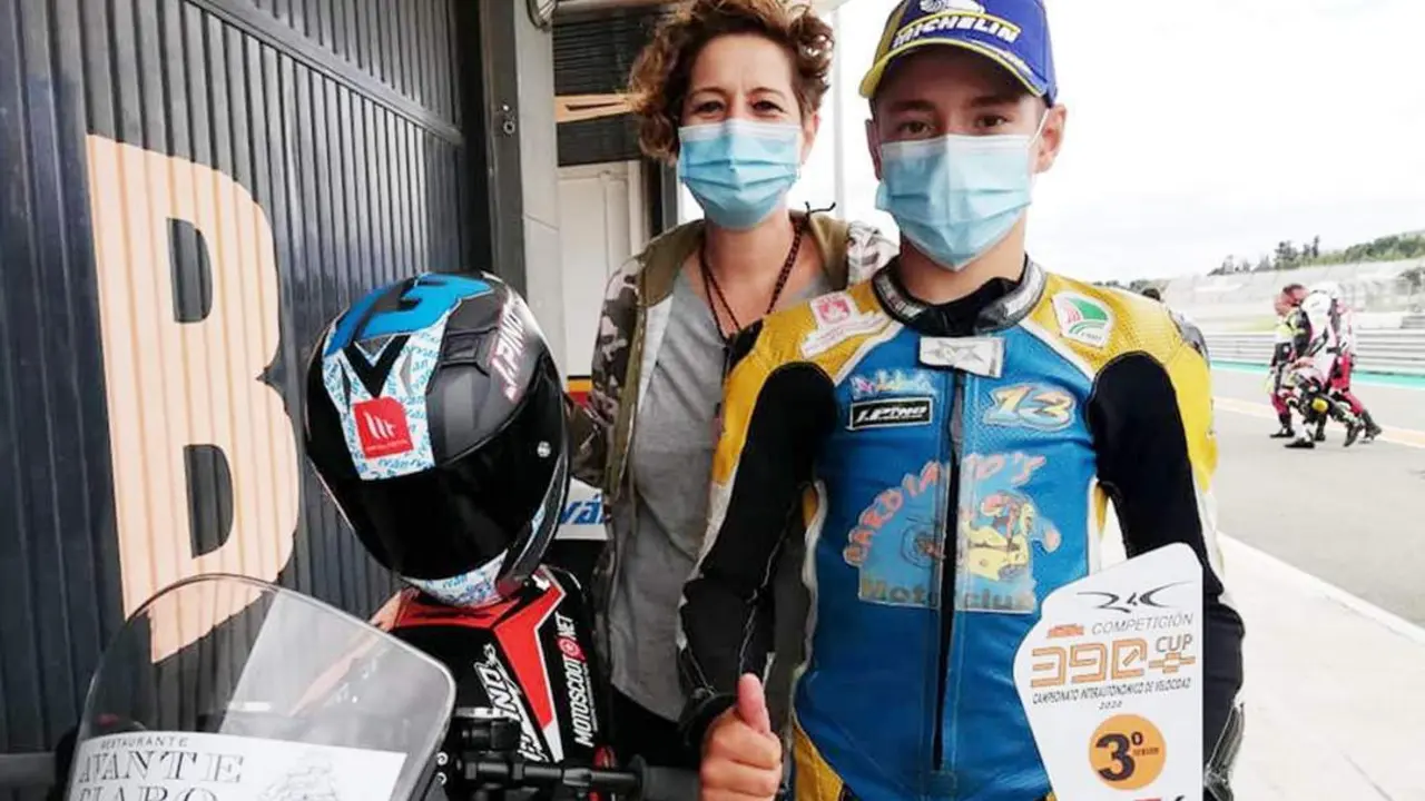 Iv&aacute;n Fern&aacute;ndez con su madre en Valencia, en el Circuito Ricardo Tormo - A. I.
