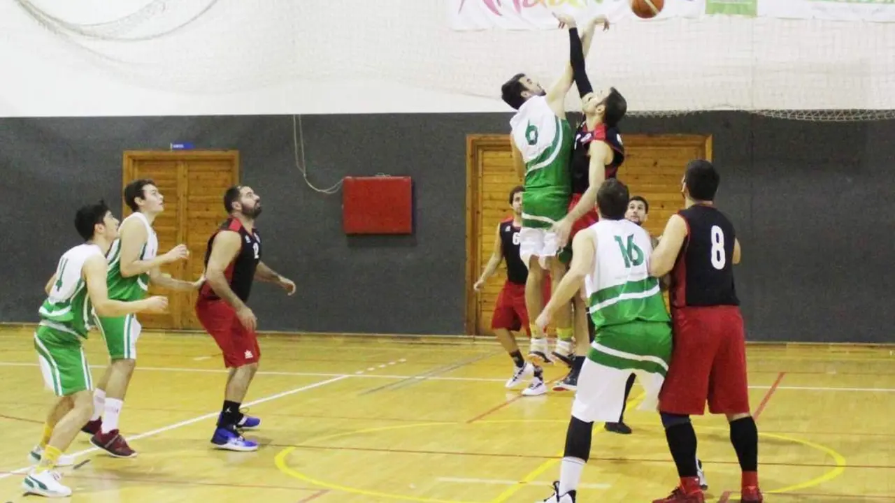 El jugador Tom&aacute;s en un salto inicial ante el CB San Roque - Ra&uacute;l J. Bustillos